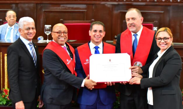 Víctor Fadul se gradúa de Maestría en Derecho Constitucional y Derecho Público