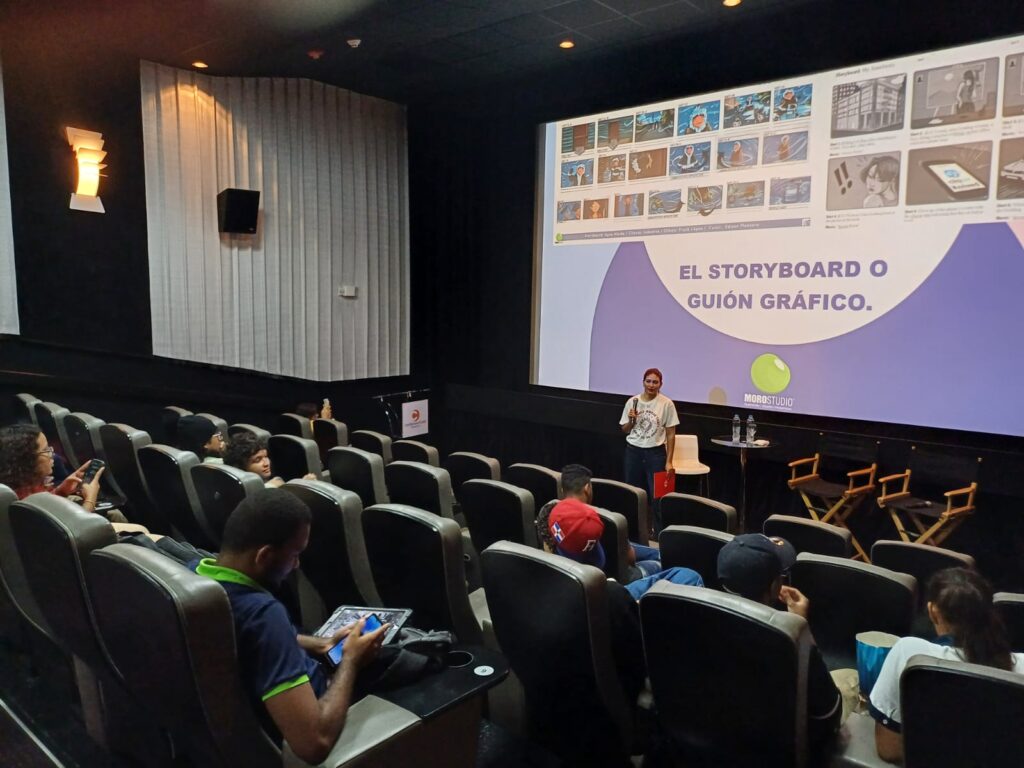 Nicole Coiscu de Industria Freca abrió el evento en una de las salas de cine en Fine Arts Novo Centro.