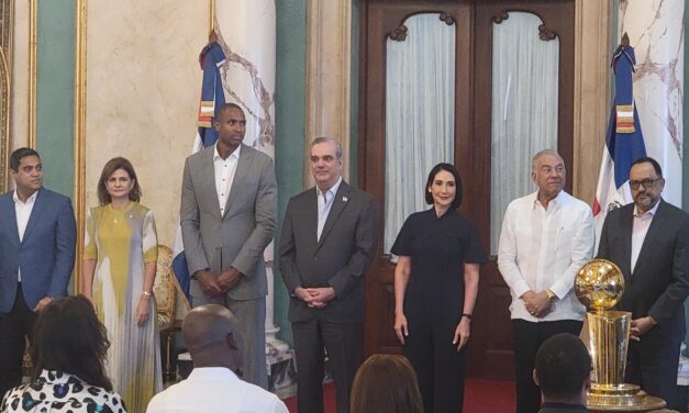 Al Horford al ser condecorado en el Palacio: “Siempre salgo a jugar con el país en el corazón”