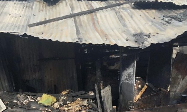 Incendio consume una vecindad donde vivían ocho familias