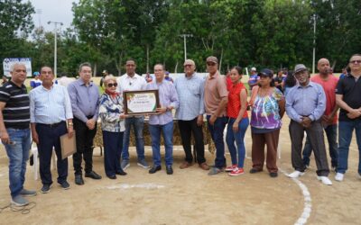 Dedican Torneo de Softball Navideño La Vega a director del IDOPPRIL