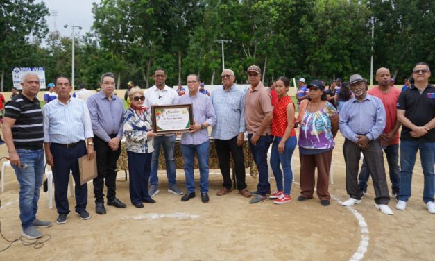 Dedican Torneo de Softball Navideño La Vega a director del IDOPPRIL