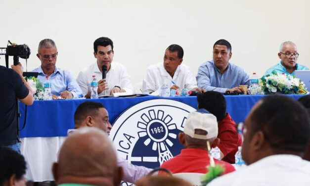 Wellington Arnaud socializa con comunitarios de La Altagracia y municipio San Pedro de Macorís