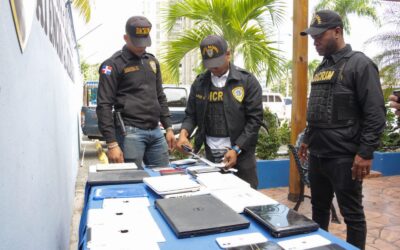 Policía Nacional, junto al Ministerio Público, recupera 79 celulares, 8 laptops y 14 tabletas en operativo en Villa Mella, SDN