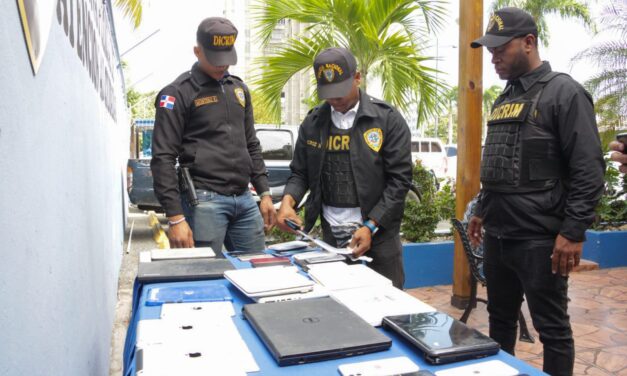 Policía Nacional, junto al Ministerio Público, recupera 79 celulares, 8 laptops y 14 tabletas en operativo en Villa Mella, SDN