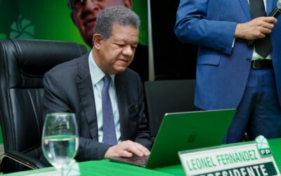 Leonel Fernández da inicio a la plenaria de votación del Congreso de FP y es el primero en ejercer su derecho al voto