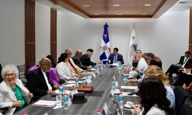 Roberto Ángel presenta al Consejo Nacional de Cultura los ejes de su gestión