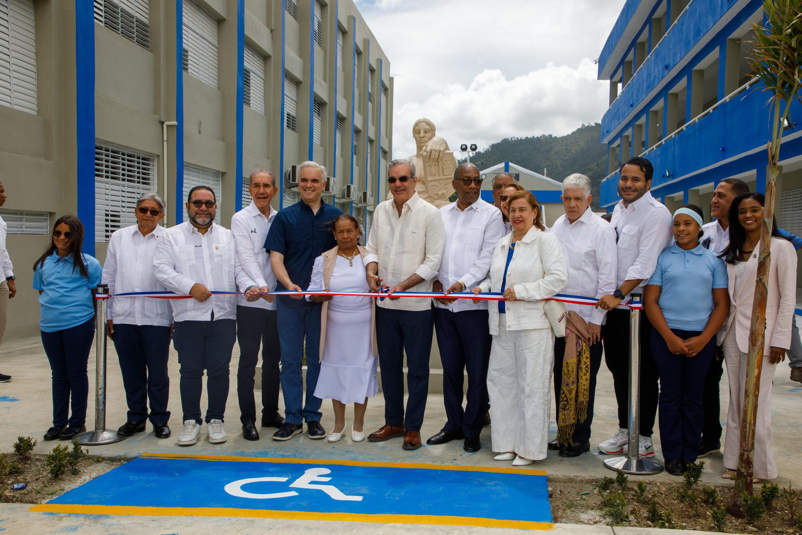 Presidente Abinader inaugura Liceo Experimental y Subcentro de la UASD  que beneficiará 1,235 estudiantes y asfaltado de más de 8.6 kilómetros de calles en Constanza