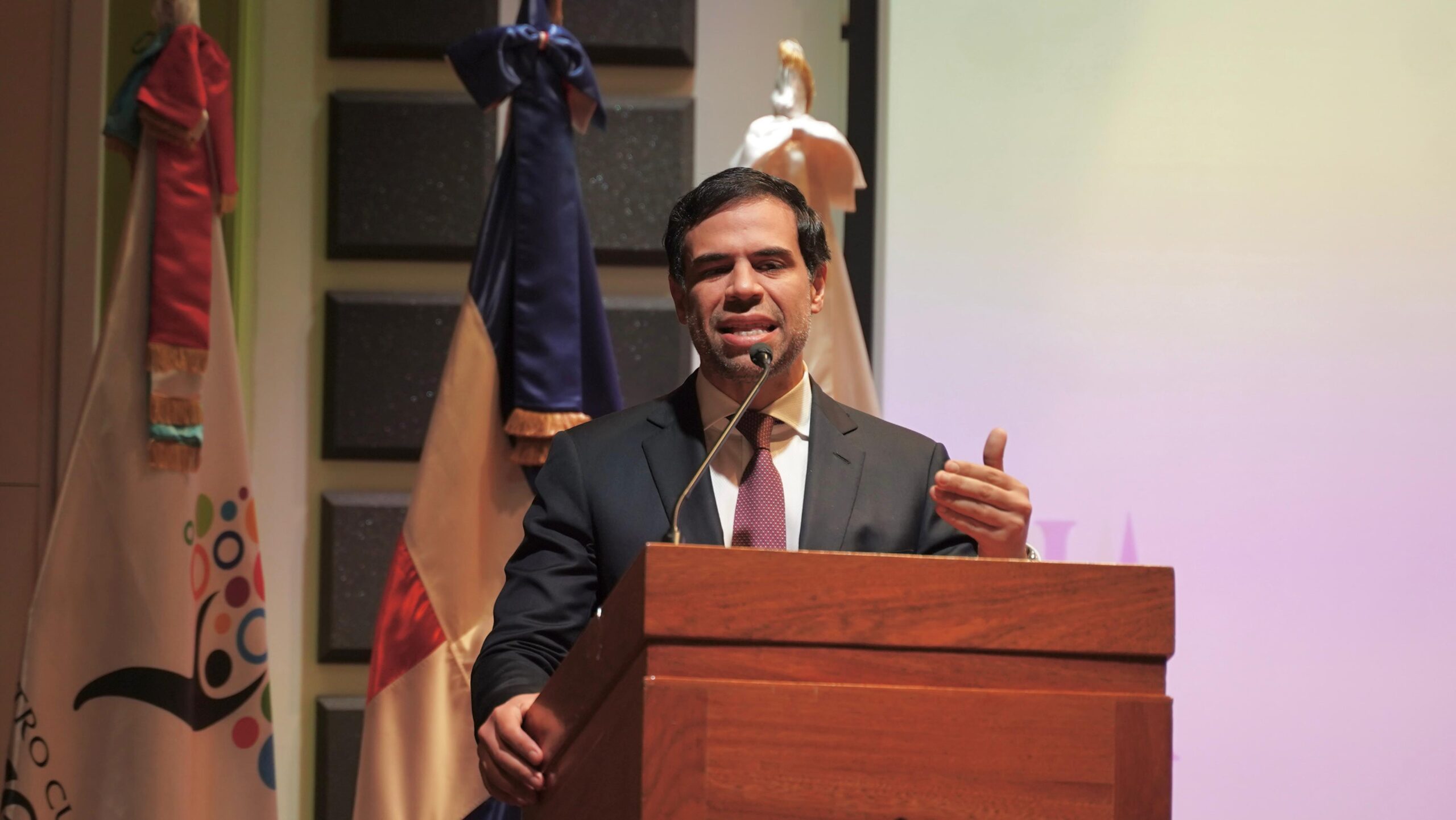 Con amplio respaldo, Roberto Ángel presenta “El Poder de las Buenas Palabras en Bani”