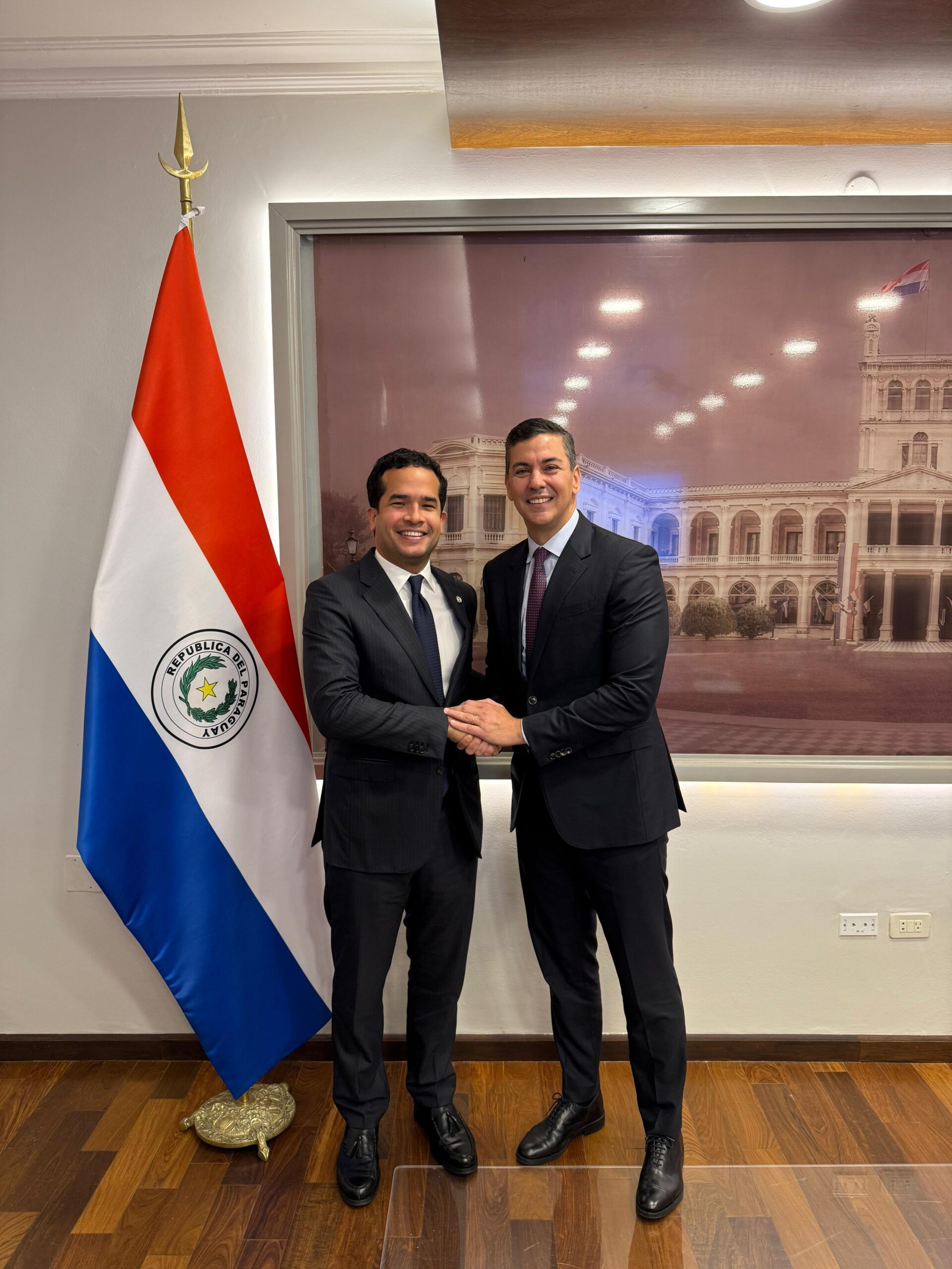 Presidente de Paraguay recibe al senador Omar Fernández