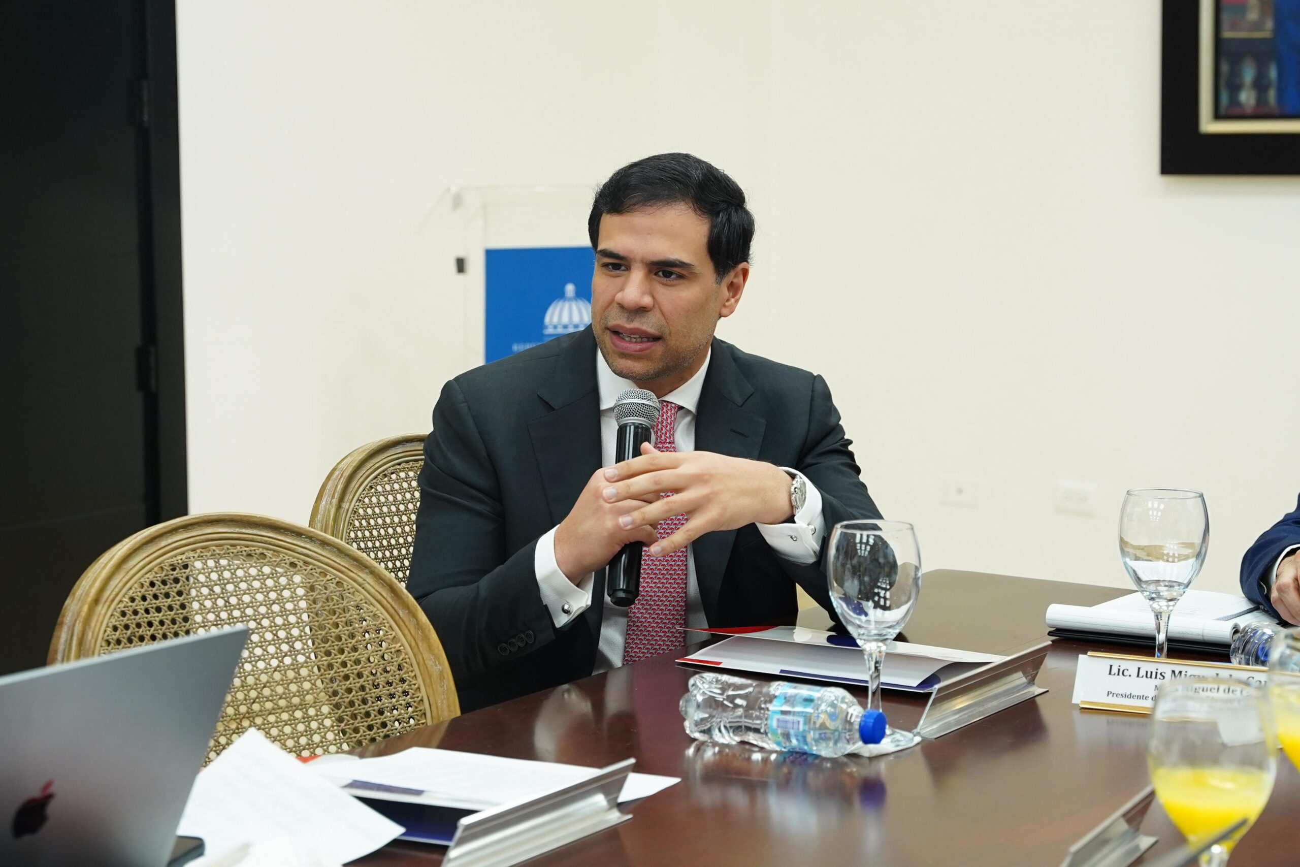 Roberto Ángel presenta El Poder de las Buenas Palabras ante Consejo Nacional de Educación