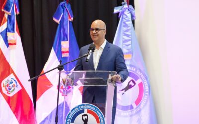 Director del IDAC Igor Rodríguez presenta beneficios del transporte aéreo durante Conferencia a miembros FARD