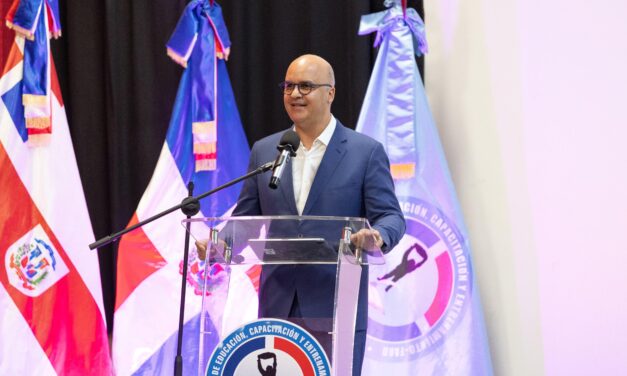 Director del IDAC Igor Rodríguez presenta beneficios del transporte aéreo durante Conferencia a miembros FARD