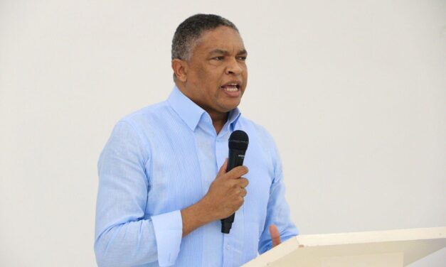 Yván Lorenzo solicita al PLD ceder sus locales al MINERD para suplir supuesto déficit de aulas