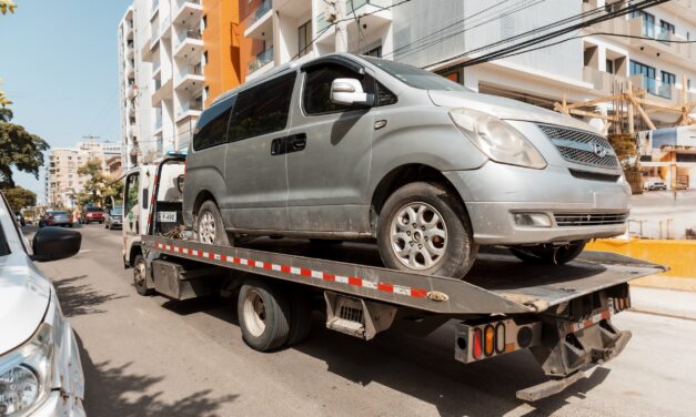 Alcaldía del DN y DIGESETT retiran chatarras y vehículos mal estacionados en Ensanche Quisqueya