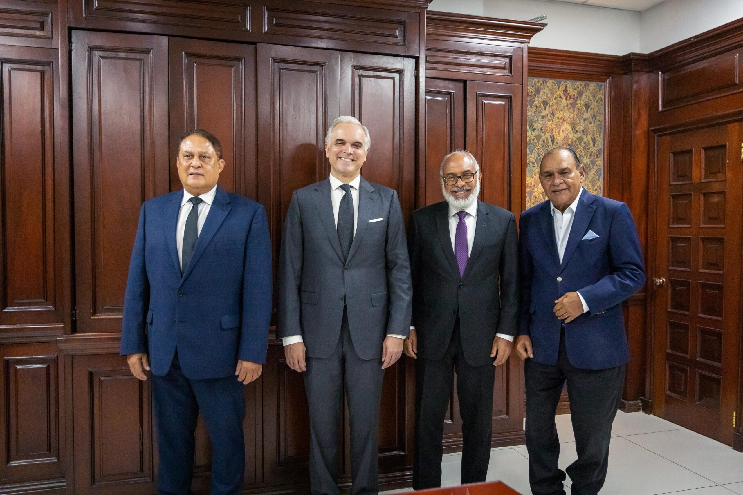 Ministro Luis Miguel De Camps y Sociedad Dominicana de Diarios sostienen encuentro para fortalecer lazos