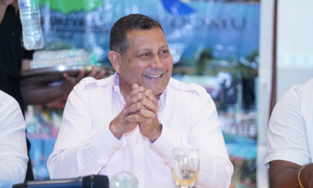 Presidente de Fedomu, Nelson Núñez agradece entrega de camiones a municipios y DM turísticos con mayor impacto de sargazo