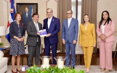 Abinader recibe documento de política pública elaborado por la CEPAL sobre el fortalecimiento del sistema de protección social