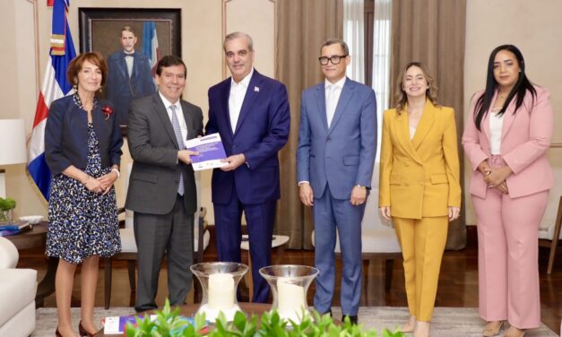 Abinader recibe documento de política pública elaborado por la CEPAL sobre el fortalecimiento del sistema de protección social