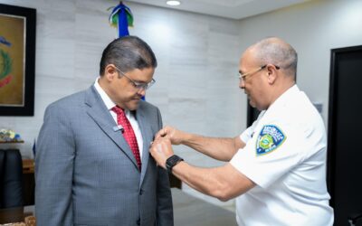 Director del COE y de la DAEH, Juan Manuel Méndez García, es reconocido por la Policía Nacional por sus aportes a la nación