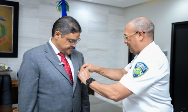 Director del COE y de la DAEH, Juan Manuel Méndez García, es reconocido por la Policía Nacional por sus aportes a la nación