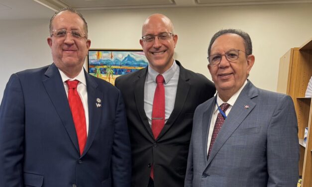 Gobernador Valdez Albizu y ministro Magín Díaz se reúnen con el director ejecutivo del FMI, André Roncaglia