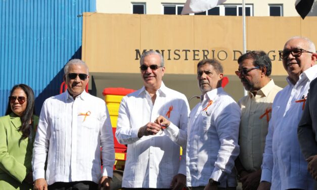 Abinader entrega maquinarias modernas para reducir mano de obra extranjera e impulsar mecanización del campo