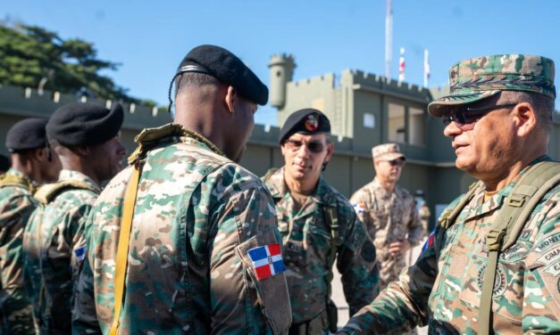 Ministro de Defensa recorre unidades del Ejército en la zona fronteriza y lleva mensaje de reconocimiento y felicitación navideña en nombre del Presidente de la República