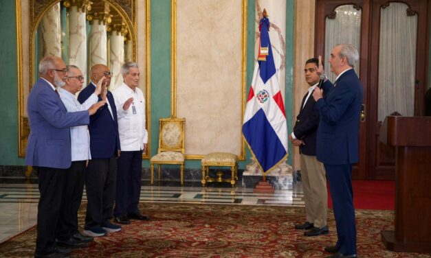 Presidente Abinader juramenta comisión de veeduría para supervisar obras deportivas financiadas con recursos recuperados de la corrupción