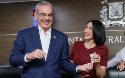 Presidente Abinader y primera dama reciben la primera cédula de identidad y electoral emitida por la JCE
