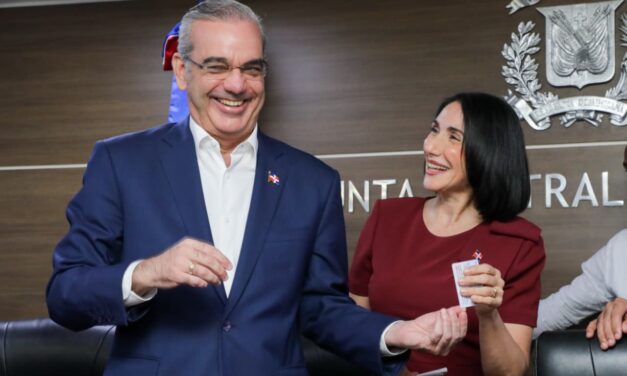 Presidente Abinader y primera dama reciben la primera cédula de identidad y electoral emitida por la JCE