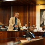 Regidor de OD denuncia improvisación y “visión migajera” del Gobierno en obras de Santiago