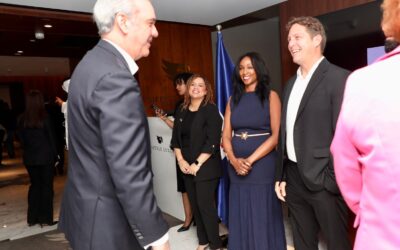 Abinader comparte con la comunidad dominicana en Emiratos Árabes Unidos, expresa orgullo por su aporte y destaca que son ejemplo de buenos ciudadanos en el mundo