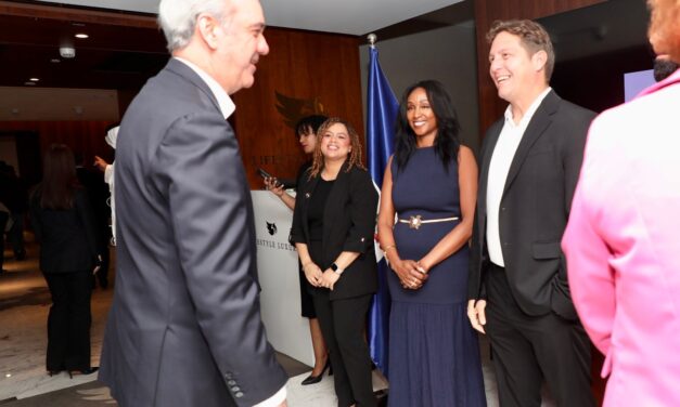 Abinader comparte con la comunidad dominicana en Emiratos Árabes Unidos, expresa orgullo por su aporte y destaca que son ejemplo de buenos ciudadanos en el mundo