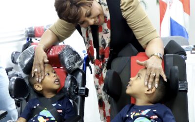 Directora del INAIPI entrega sillas de ruedas a niños con parálisis cerebral