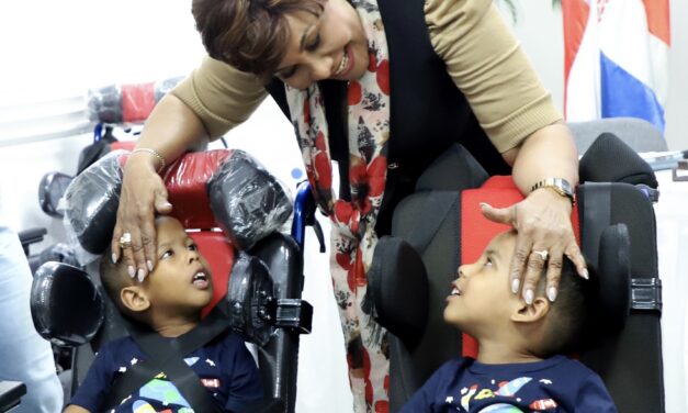 Directora del INAIPI entrega sillas de ruedas a niños con parálisis cerebral