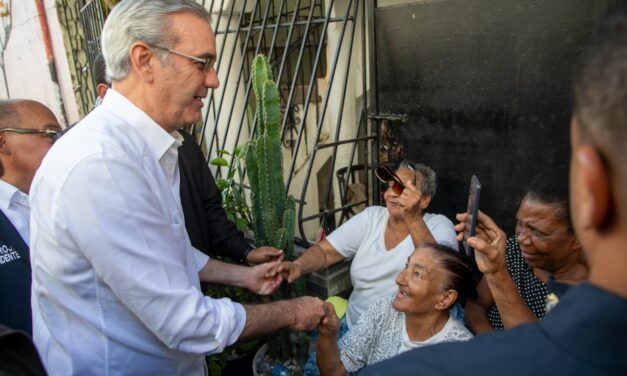 Abinader continúa supervisión en zonas vulnerables ante impacto de lluvias; durante visita a Los Platanitos, instruye a la alcaldía trabajar en solución definitiva a la laguna que afecta la zona