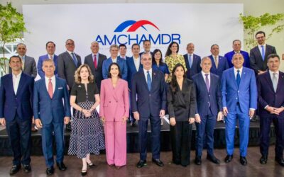 Primera dama Raquel Arbaje resalta las alianzas y la corresponsabilidad como claves para el desarrollo en almuerzo de AMCHAMDR