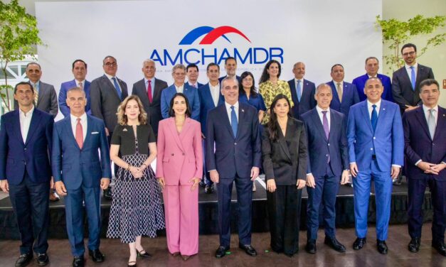 Primera dama Raquel Arbaje resalta las alianzas y la corresponsabilidad como claves para el desarrollo en almuerzo de AMCHAMDR