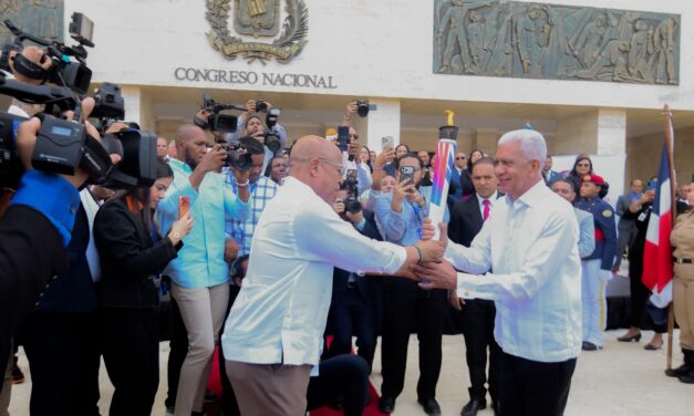 Presidente del Senado  recibe antorcha de los XXV Juegos Centroamericanos y del Caribe Santo Domingo 2026