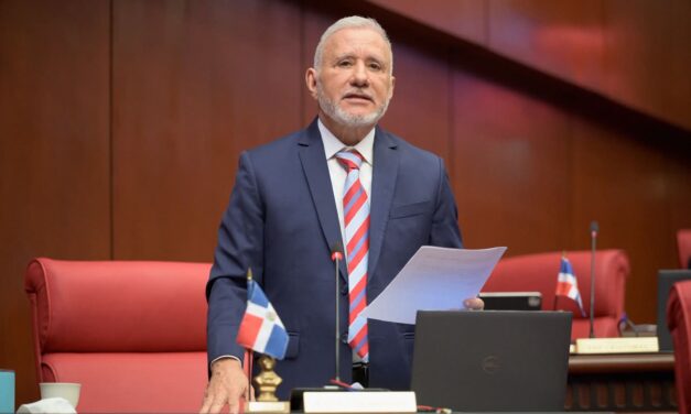 Taveras Guzmán renuncia del PRM y se declara senador Independiente