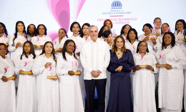 Presidente Abinader encabeza sexta edición del premio Supérate Mujer; reconocen a 35 mujeres SUPEREmprendedoras