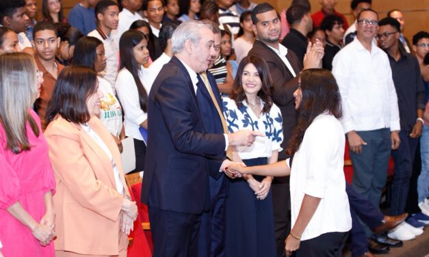 Presidente Abinader entrega reconocimientos del Indotel a más de 170 estudiantes destacados en el concurso “Buscamos el Talento del Futuro”, que impulsa las vocaciones STEM en la juventud dominicana